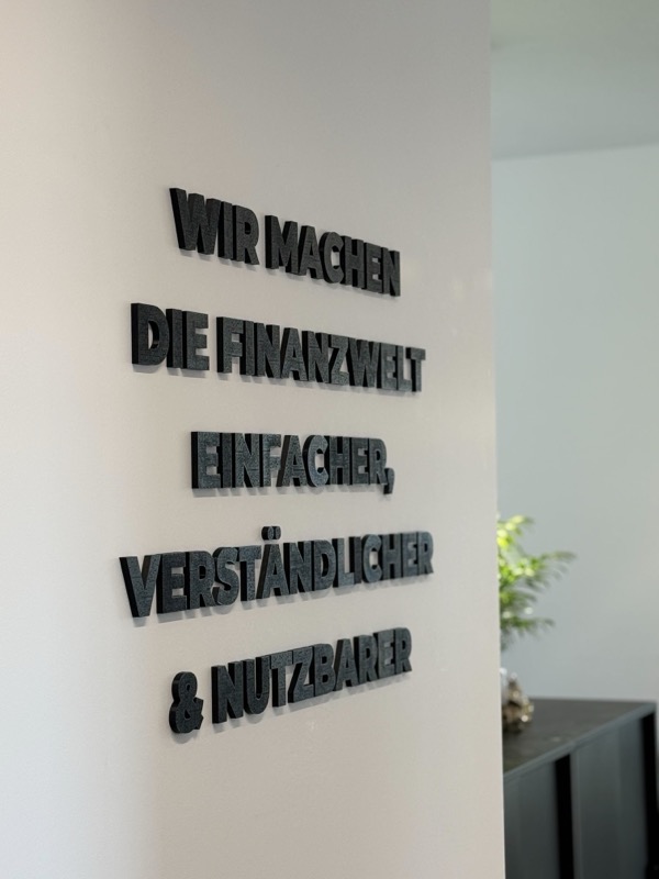 Wandbeschriftung im CrossLease Büro: Wir machen die Finanzwelt einfacher, verständlicher und nutzbarer