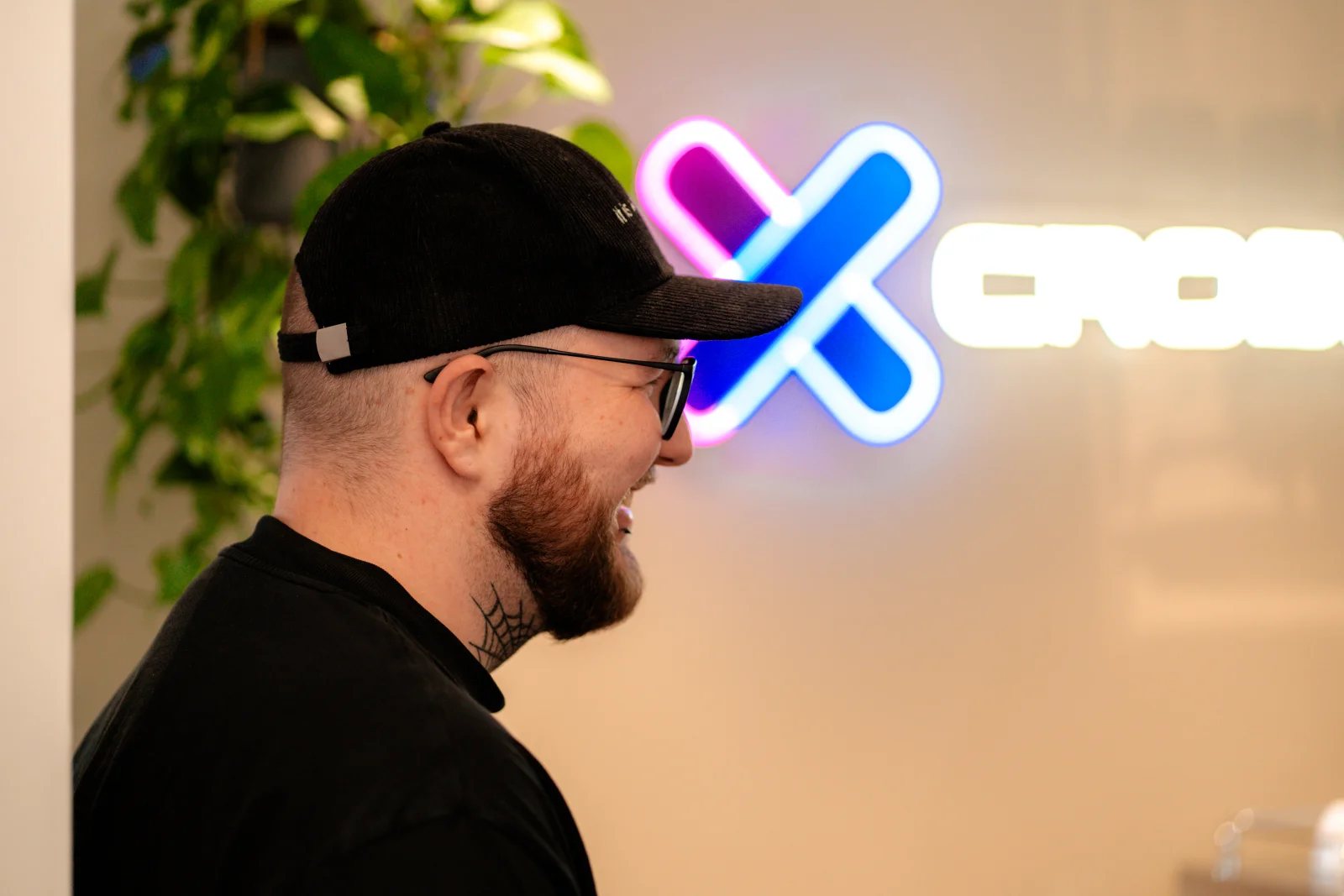 CrossLease Büro — Brand-Neon-Logo im Empfangsbereich